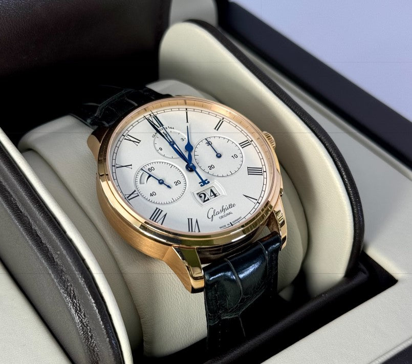 Glashütte Original Senator Chronograph Panoramadatum 13701010501 silber 42 mm Roségold mitAlligator-Lederband, Automatikwerk Kaliber 37-01, Chronograph mit Stoppsekunde, kleine Sekunde, 30-Minuten-Zähler, Flyback und Gangreserveanzeige, 1-37-01-01-05-01