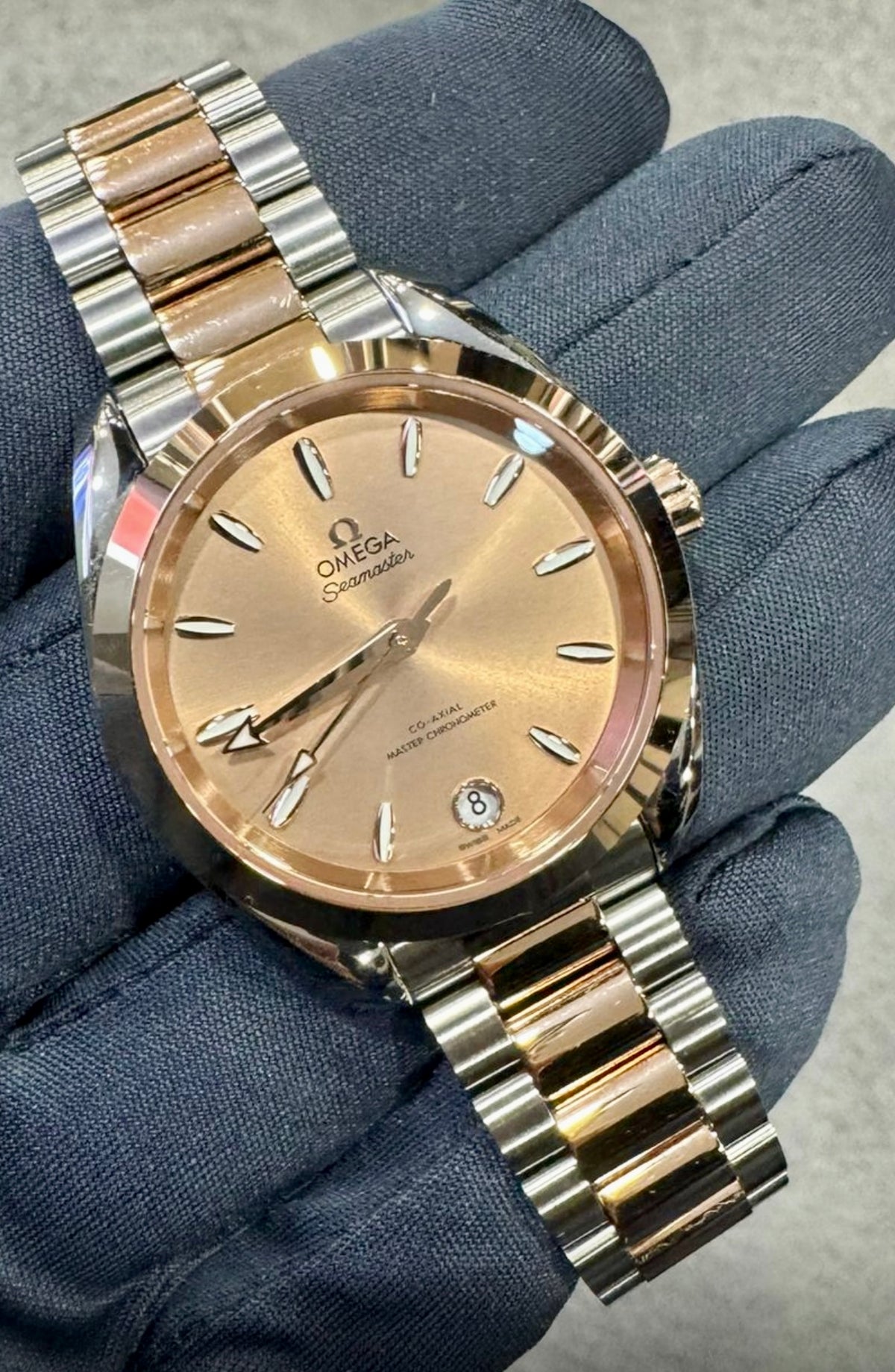 Omega Seamaster Aqua Terra Shades 34 mm, Stahl ‑ Sedna™‑Gold mit Stahl‑ und Sedna™‑Goldband 22020342010001