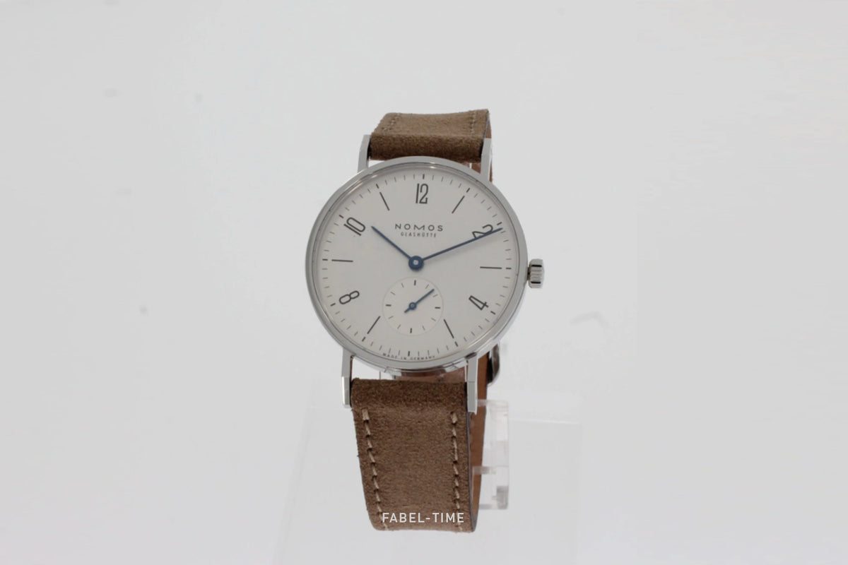 NOMOS Tangente 33 123 Edelstahl 32.8 mm, Handaufzug, Veganes Velours rembordiert beige
