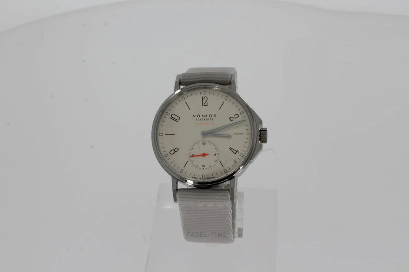 NOMOS Ahoi Neomatik 560 avec fond en verre saphir