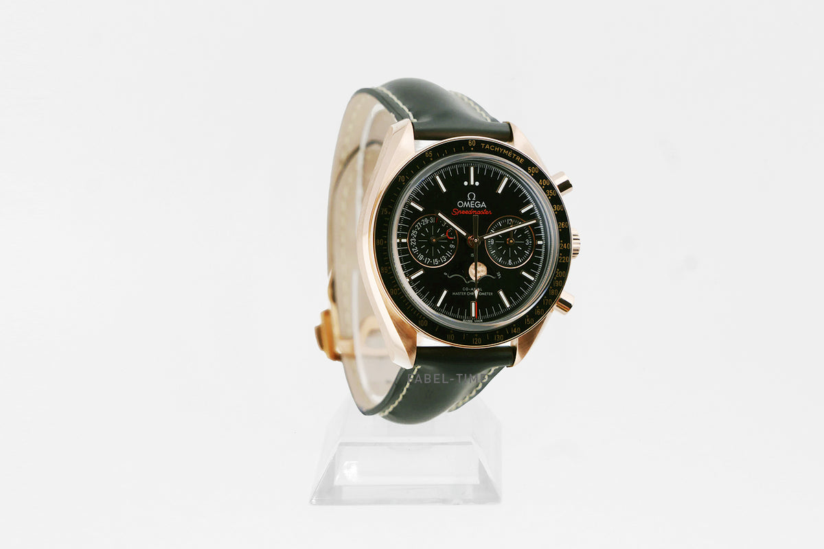 Omega Speedmaster Mondphase 44,25 mm, Sedna™‑Gold mit Lederarmband 30463445201001