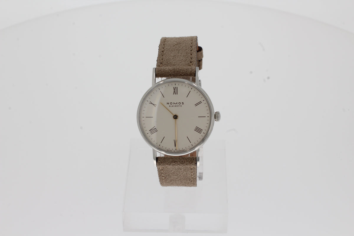 NOMOS Ludwig 33 Duo 240 Edelstahl 32.8 mm, Edelstahlboden, Handaufzug, Veganes Velours rembordiert beige, Ziffernblatt weiß versilbert