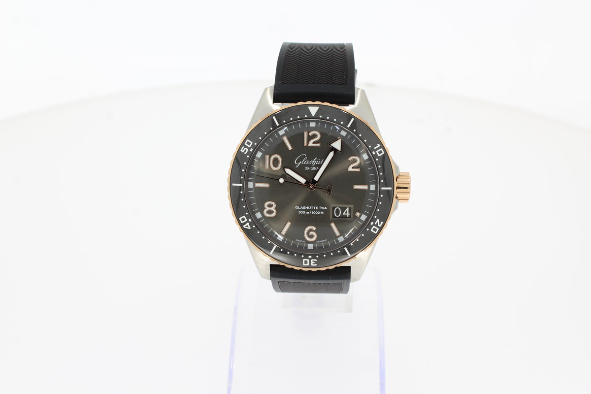 Glashütte SeaQ Panoramadatum 13613049133 grau 43,20 mm Edelstahl, Automatikwerk, Kaliber 36-13, Panoramadatum, Drehlünette, Saphirglas, wasserdicht bis 300 Meter, Synthetikband mit Faltschließe, 1-36-13-04-91-33