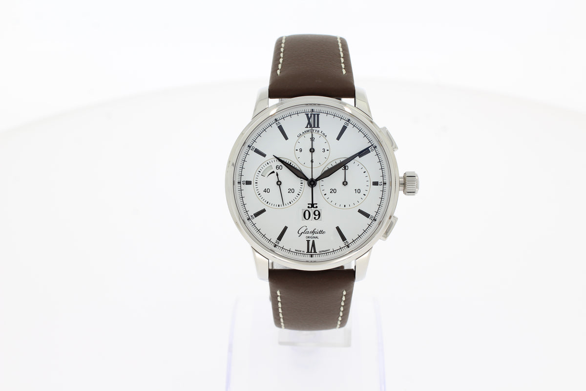 Glashütte Original Senator Chronograph Panoramadatum 42 mm Edelstahl, Automatik weiß, Kalbslederband braun 13701050235
