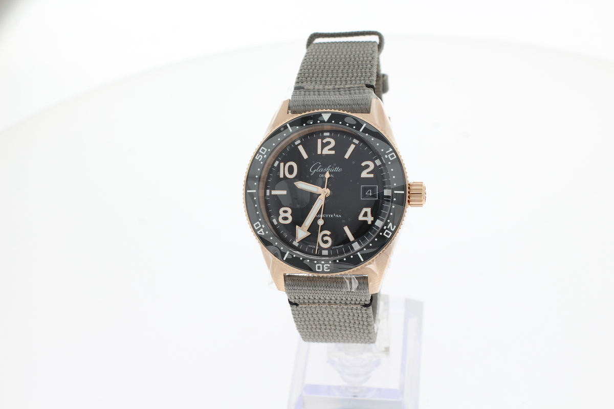 Glashütte Original SeaQ 39.50 mm Rotgold Automatik schwarz, Synthetik Armband grau 1-39-11-17-91-34 / 13911179134