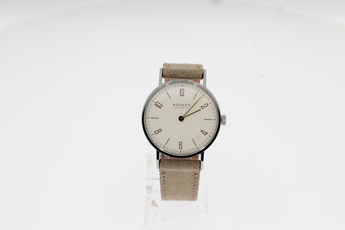 NOMOS Tangente 33 Duo 127 Edelstahl 32.8 mm mit Saphirglasboden, Handaufzug, Veganes Velours rembordiert beige