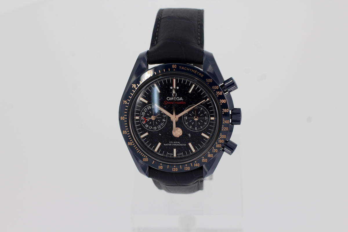Omega" BLUE SIDE OF THE MOON" SPEEDMASTER MONDPHASE 44,25 mm, Blaue Keramik mit Lederarmband 304.93.44.52.03.002