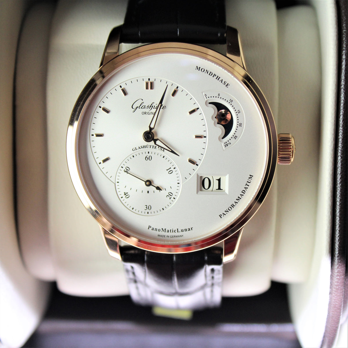 Glashütte Original PanoMaticLunar 40 mm Rotgold Automatik silber, Alligator-Lederband schwarz 1-90-02-45-35-61 19002453561 (zuvor 1-90-02-45-35-05) mit Louisiana-Alligator-Lederband, Schwarz