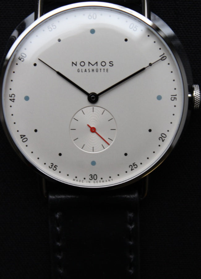 NOMOS Metro 1108 mit Saphirglasboden