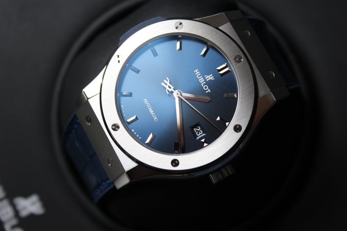 HUBLOT Classic Fusion Titanium Blue Titanium 42mm 542.NX.7170.LR Titan Automatik Herren Uhr blaues Armband Krokodilleder nv.