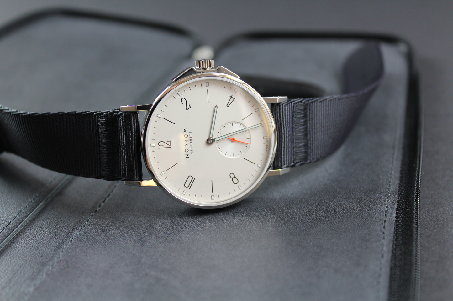 Nomos Ahoi 550 weiß mit Saphirglasboden