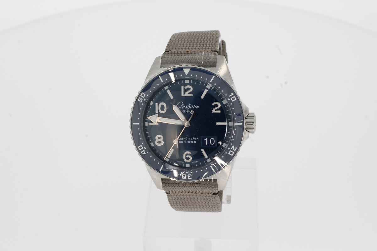 Glashütte Original SeaQ Panoramadatum 43.20 mm Edelstahl Automatik blau, Synthetik Armband grau 1-36-13-02-81-34 13613028134