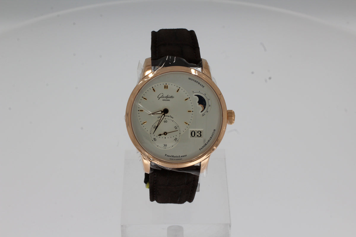 Glashütte Original PanoMaticLunar 40 mm Rotgold 1-90-02-45-35-62 silber, braun Louisiana-Alligator-Nubuklederband 19002453562