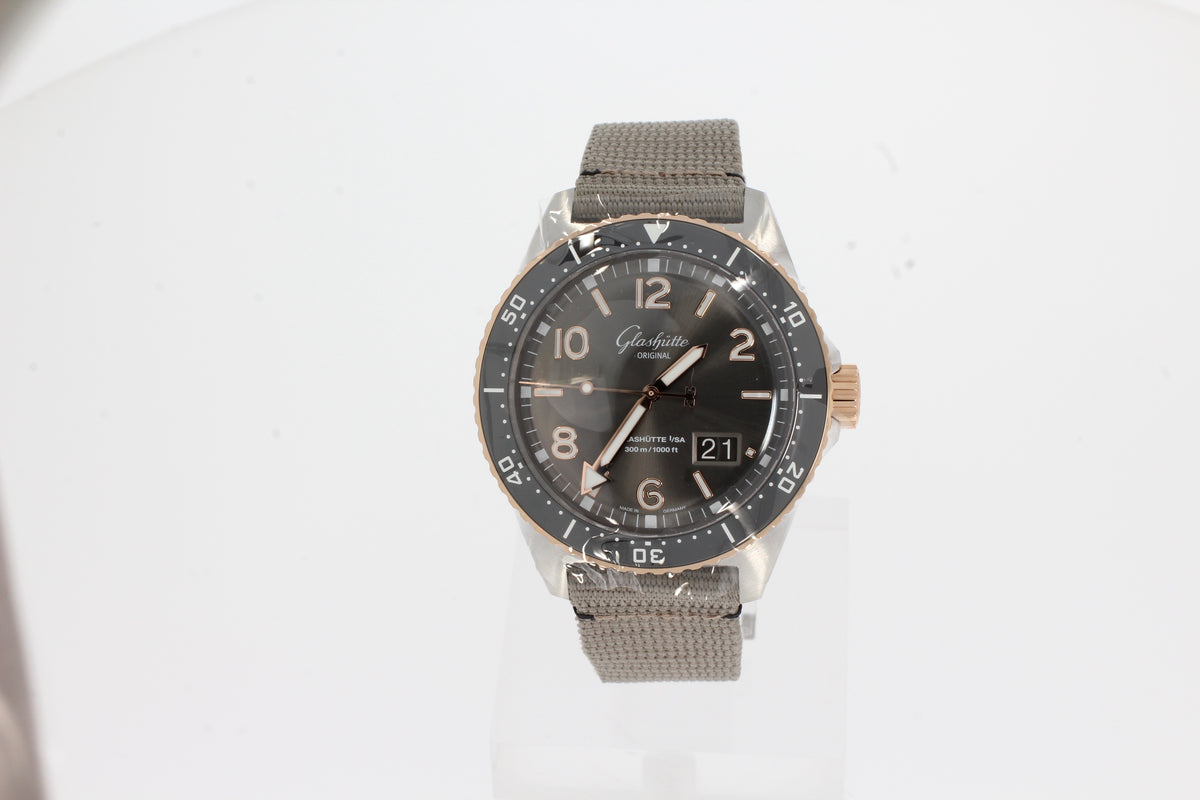 Glashütte Original Spezialist Kollektion SeaQ Panoramadatum 43.20 mm Edelstahl/ Rotgold Automatik, Synthetik Armband grau 1-36-13-04-91-34 13613049134