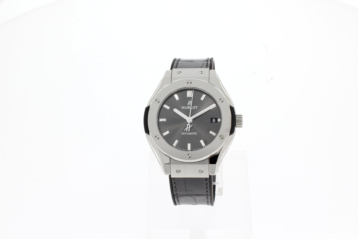 Hublot Classic Fusion Titanium 38mm Racing Grey 565.NX.7071.LR titanium ladies watch date display back strap rubber grey