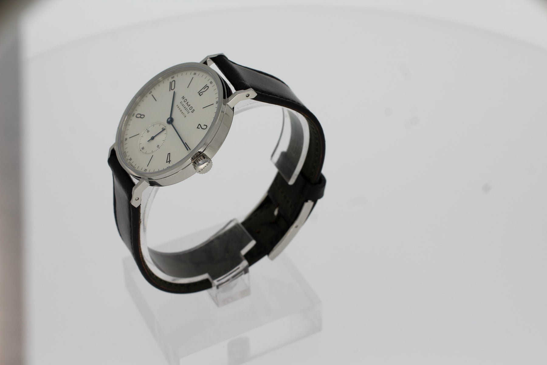 Nomos TANGENTE NEOMATIK 39 140 blanc avec fond en verre saphir