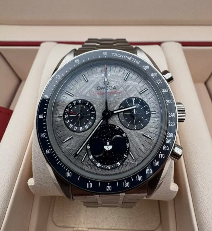 Omega Speedmaster Mondphase "Meteorite" 43 mm, Stahl mit Stahlarmband 304.30.43.52.06.001