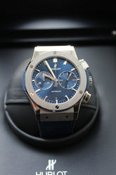 Montre Hublot Classic Fusion 45 mm chronographe bleu automatique en titane pour homme