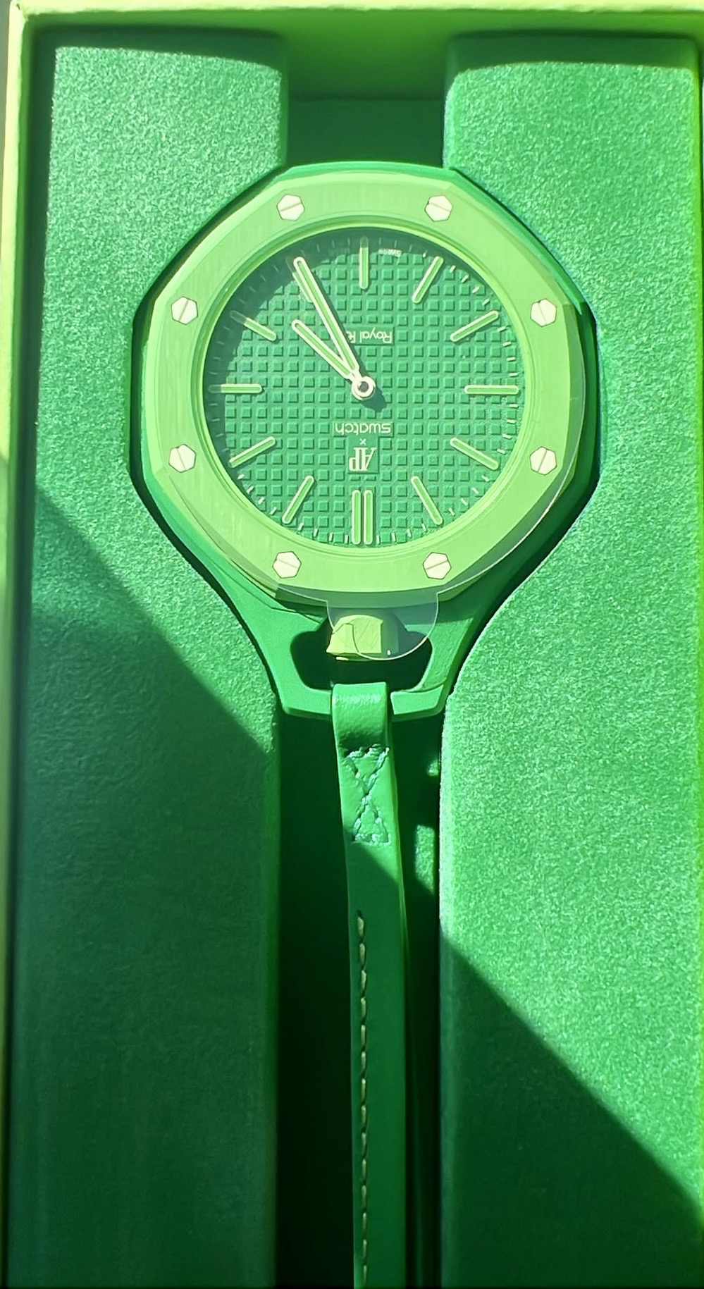 Swatch Royal Pop Green eight SSX03G100N