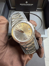 Baume & Mercier Riviera 10810 Quarzuhr, Stahl 33 mm Zwölfeckig, silber Argent chaud, Datumsanzeige, MOA10810