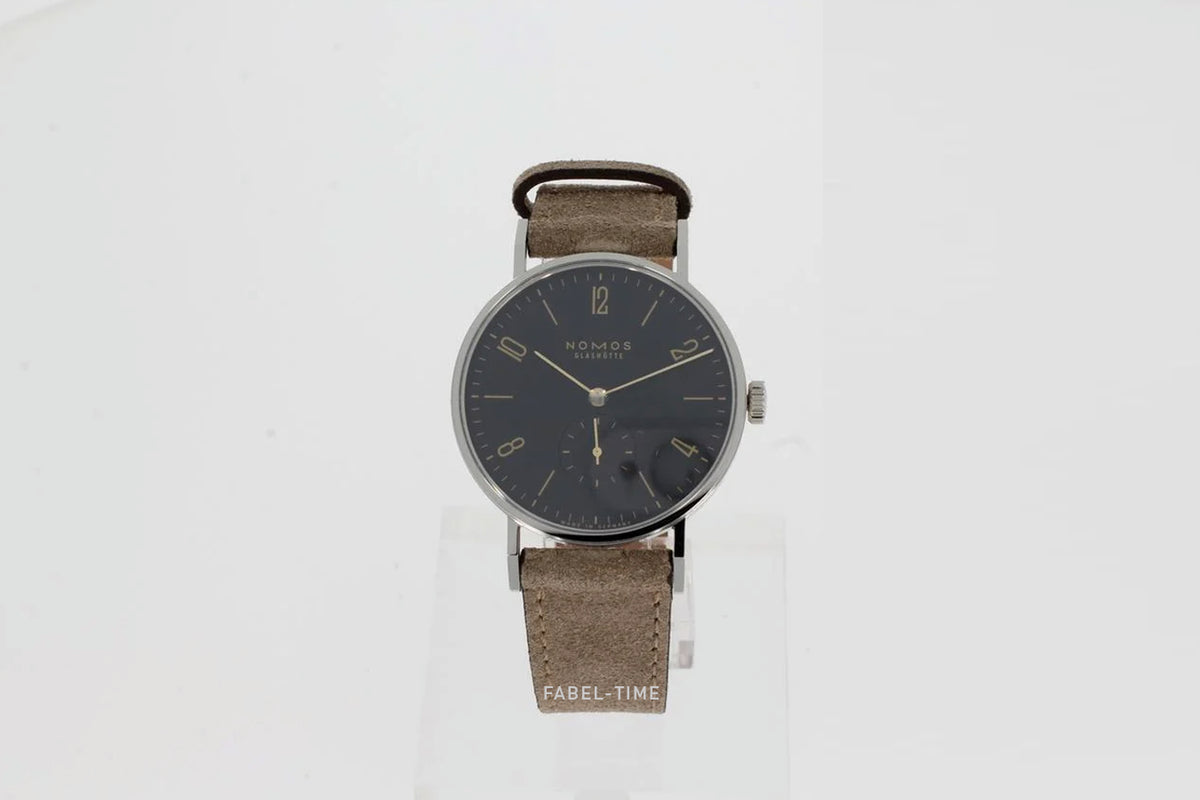 NOMOS Tangente 133 bleu nuit avec fond en verre saphir