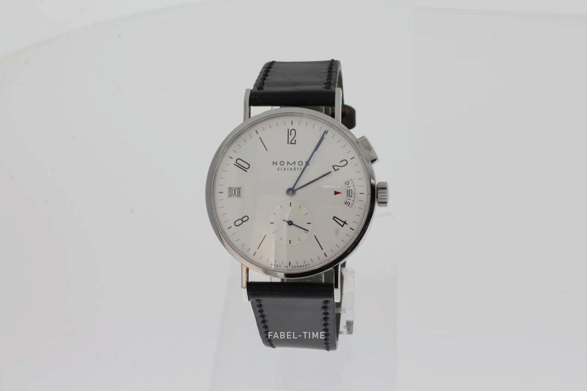 NOMOS Tangomat GMT 635 blanc avec fond saphir