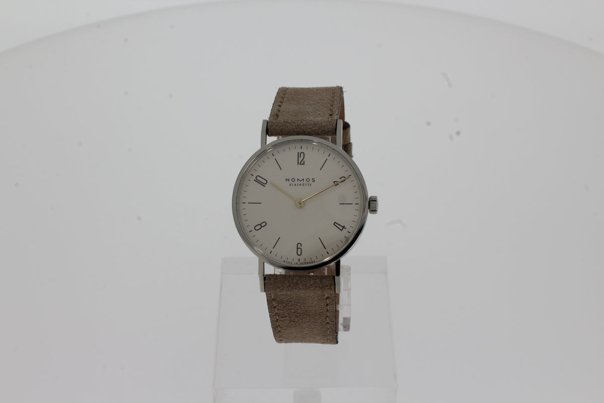 NOMOS Tangente 120 avec dos en acier élégant modèle à deux aiguilles