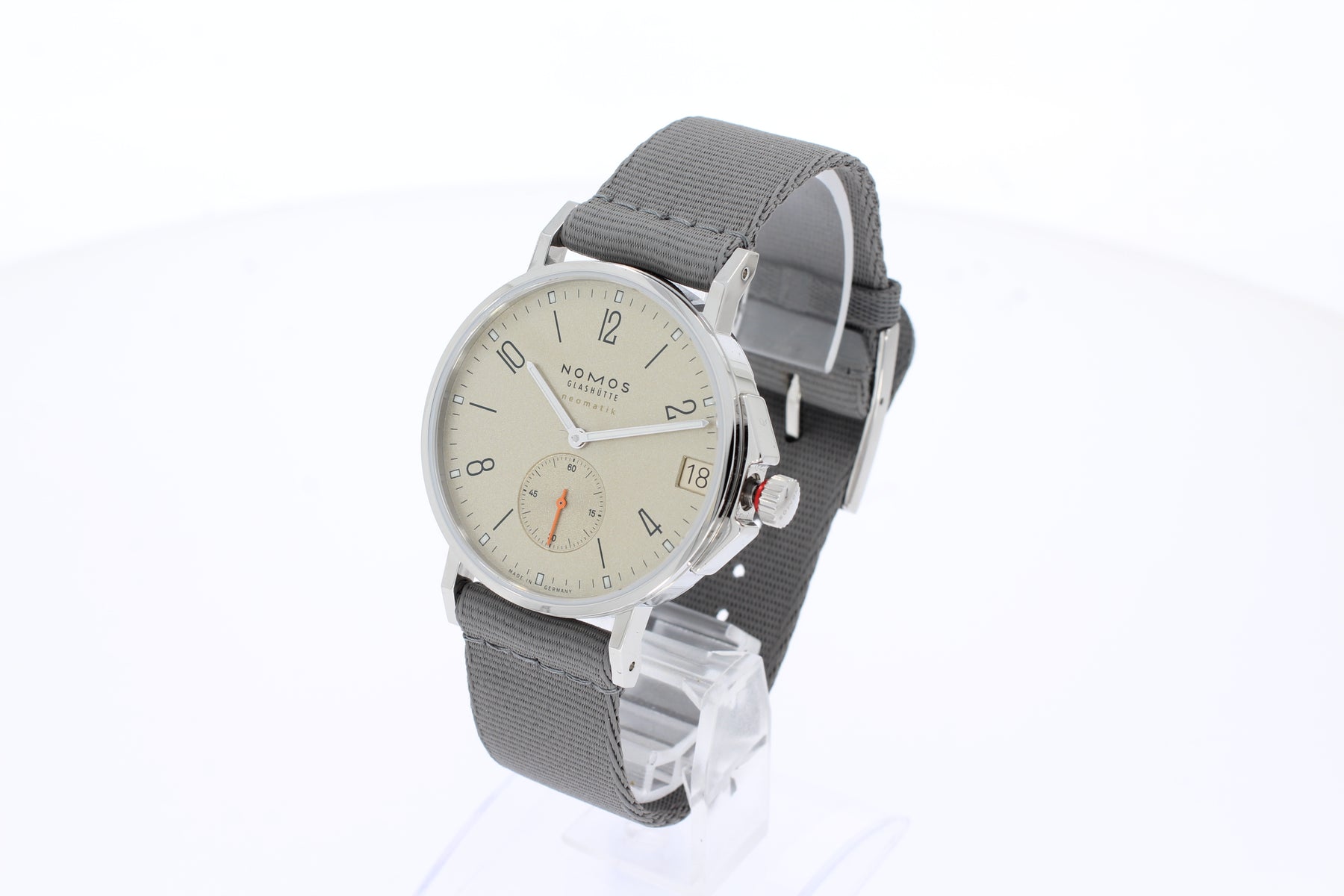 Nomos Ahoi neomatik 38 Datum sand 527