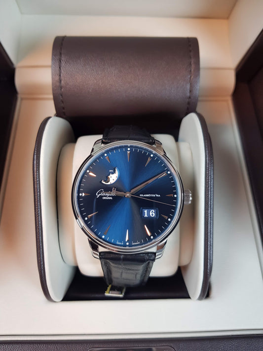 GLASHÜTTE Senator Excellence Panorama Date moon phase 1-36-04-04-02-30 blue 42mm stainless steel, automatic movement, Louisiana alligator leather strap black 