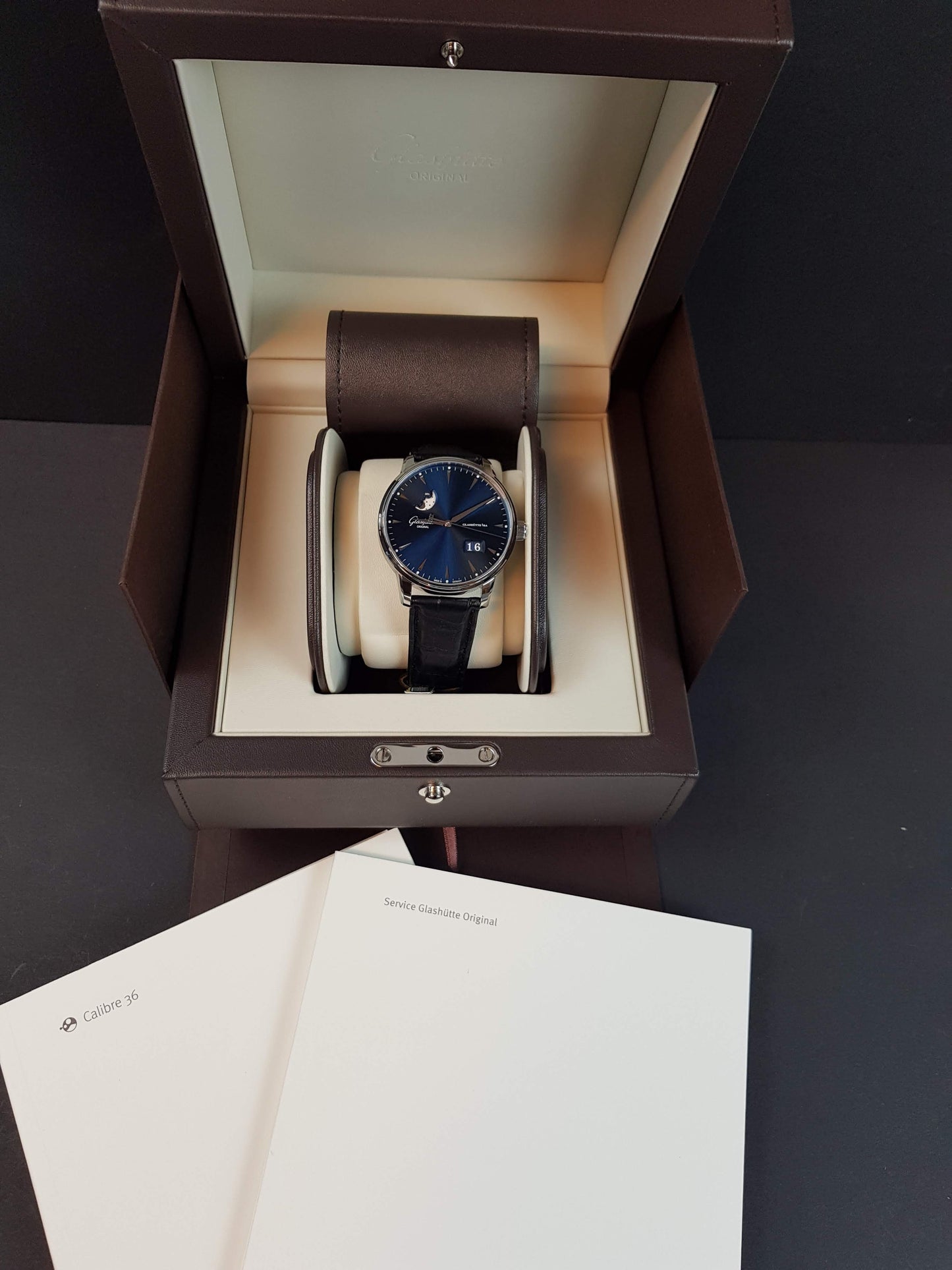 GLASHÜTTE Senator Excellence Panorama Date moon phase 1-36-04-04-02-30 blue 42mm stainless steel, automatic movement, Louisiana alligator leather strap black 