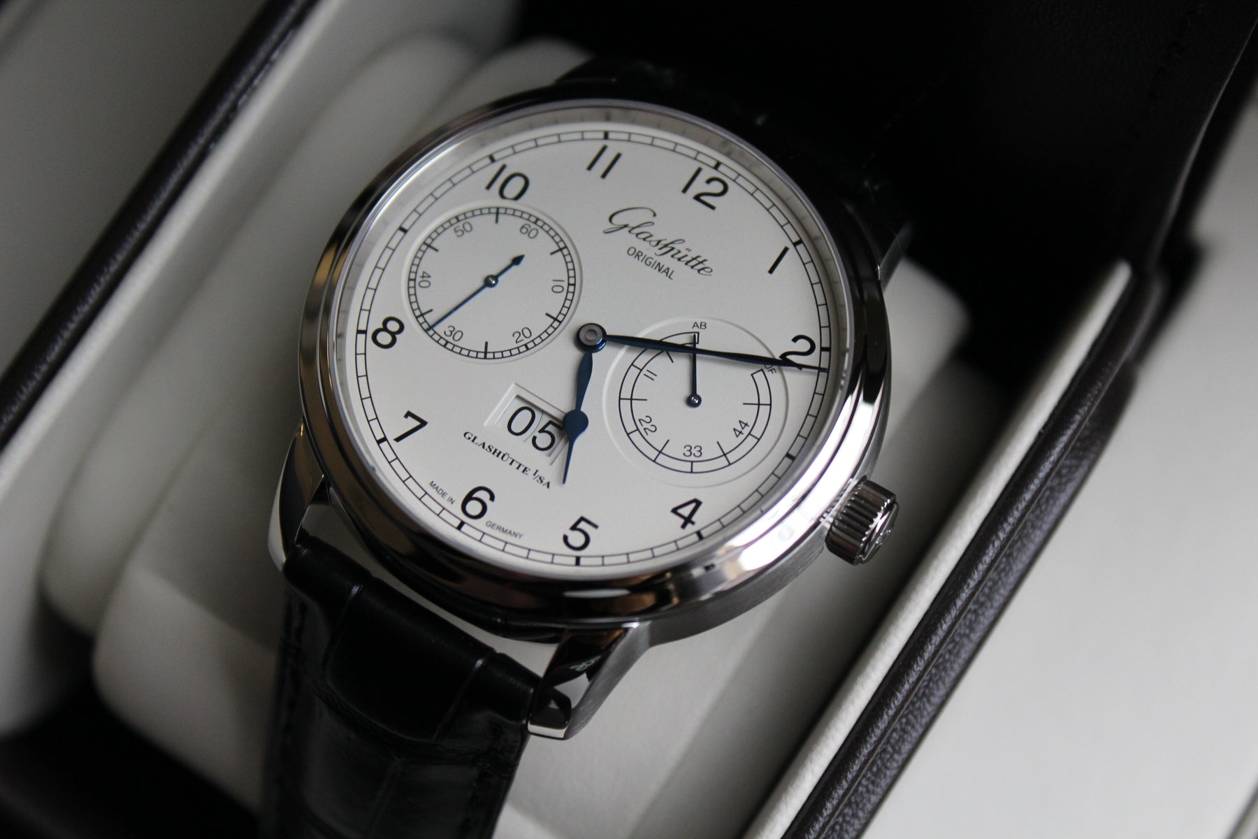 Glashütte Original Senator Observer 100-14-05-02-04 silver-grainé, 44mm stainless steel case, automatic movement, Louisiana alligator leather strap black