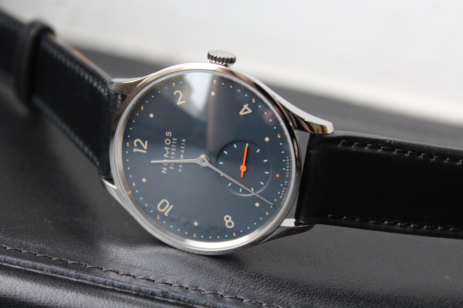 Nomos Minimatik 1205 nachtblau mit Saphirglasboden