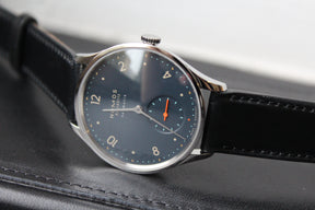 Nomos Minimatik 1205 nachtblau mit Saphirglasboden