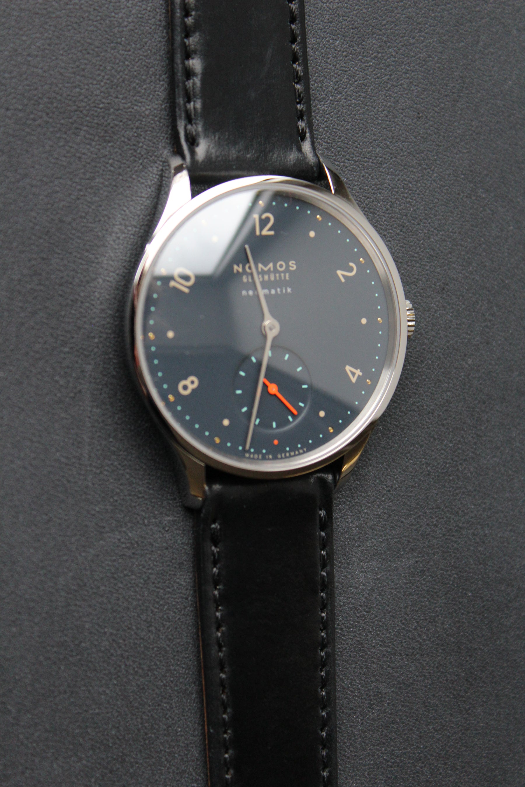 Nomos Minimatik 1205 nachtblau mit Saphirglasboden