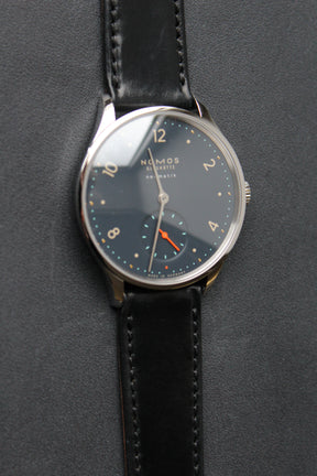 Nomos Minimatik 1205 nachtblau mit Saphirglasboden