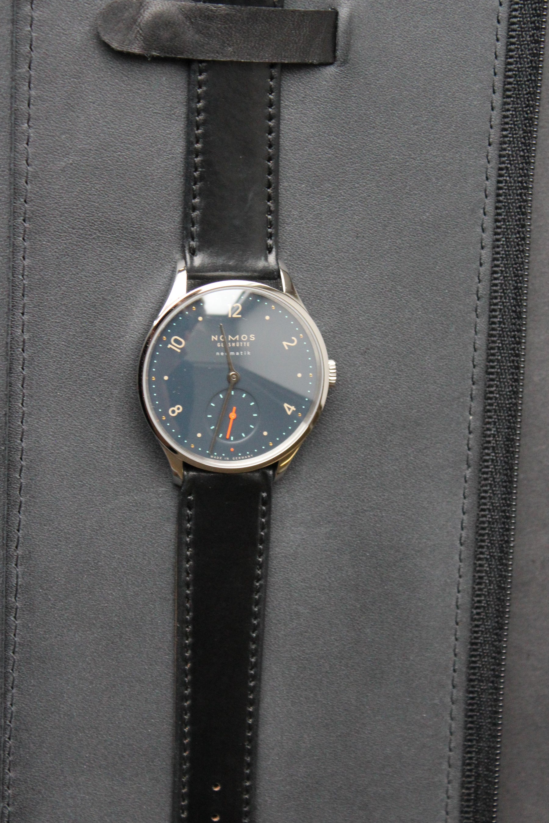 Nomos Minimatik 1205 nachtblau mit Saphirglasboden