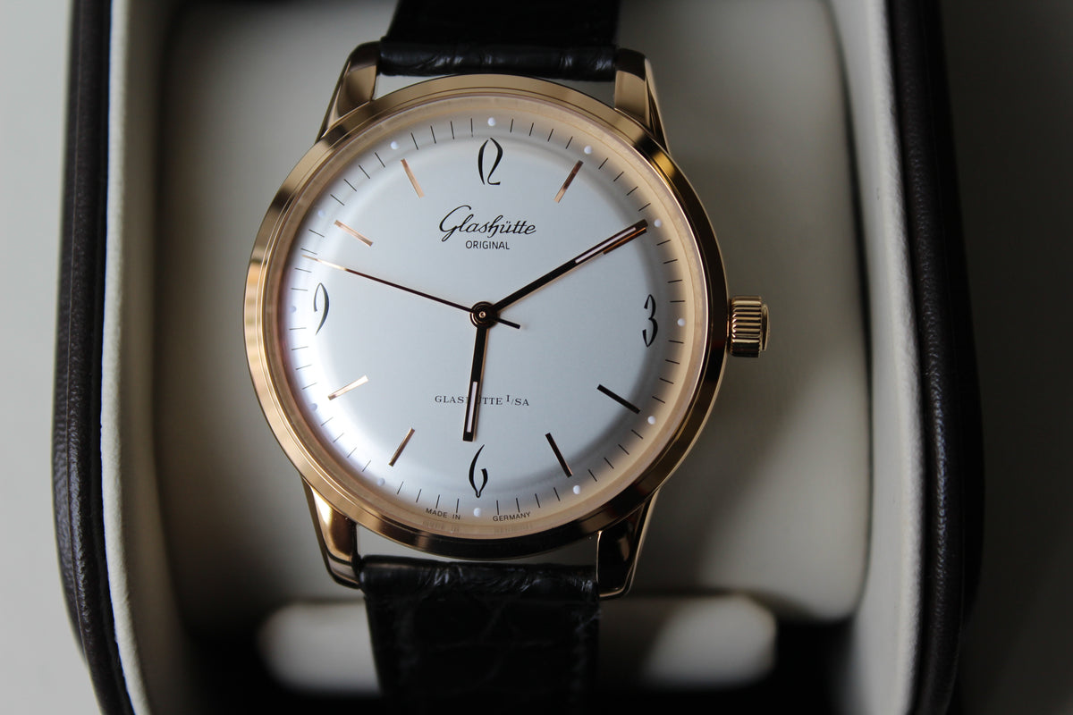 Glashütte Original Sixties 1-39-52-01-01-04 rose gold case. Extra flat case made of polished rose