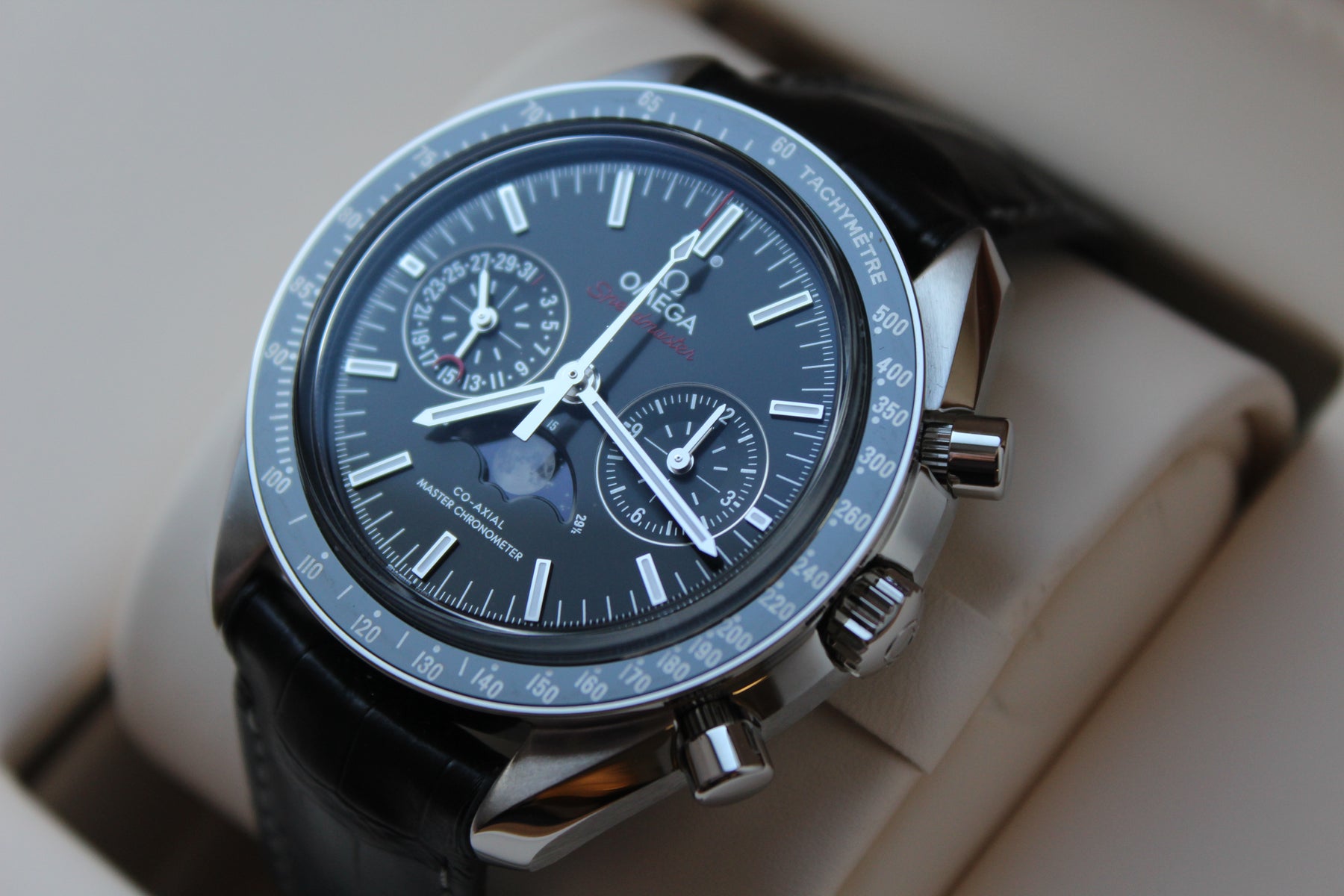 Omega Speedmaster Moonwatch Co-Axial Chronometer Moonphase Chronograph 304.33.44.52.01.001 black 44.25mm steel, black leather strap