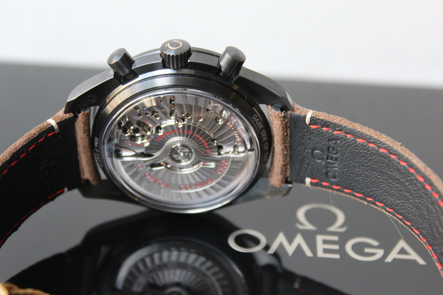 Omega Speedmaster Moonwatch Dark Side Vintage Black 311.92.44.51.01.006  schwarz 44,25mm Keramik, braunes Leder-Armband