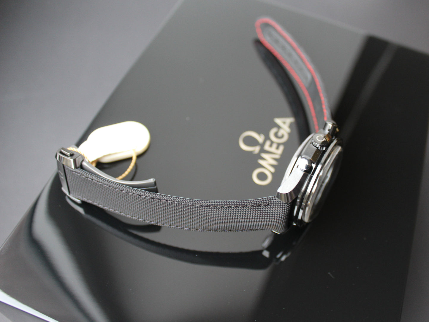 Omega Speedmaster Moonwatch Dark Side of the Moon Ceramic Black 311.92.44.51.01.007 céramique noire 44 mm, bracelet textile noir