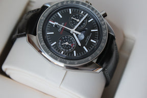 Omega Speedmaster Moonwatch Co-Axial Chronometer Moonphase Chronograph 304.33.44.52.01.001 black 44.25mm steel, black leather strap